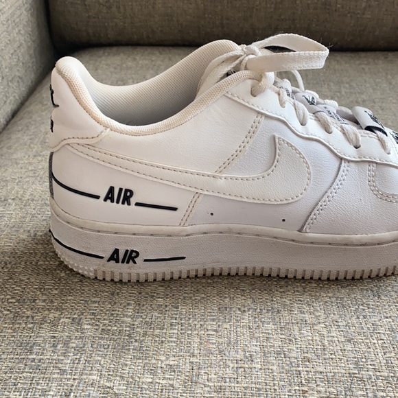 Barley worn Nike Air Force 1s. Size 4Y. Black and white - Picture 3 of 4